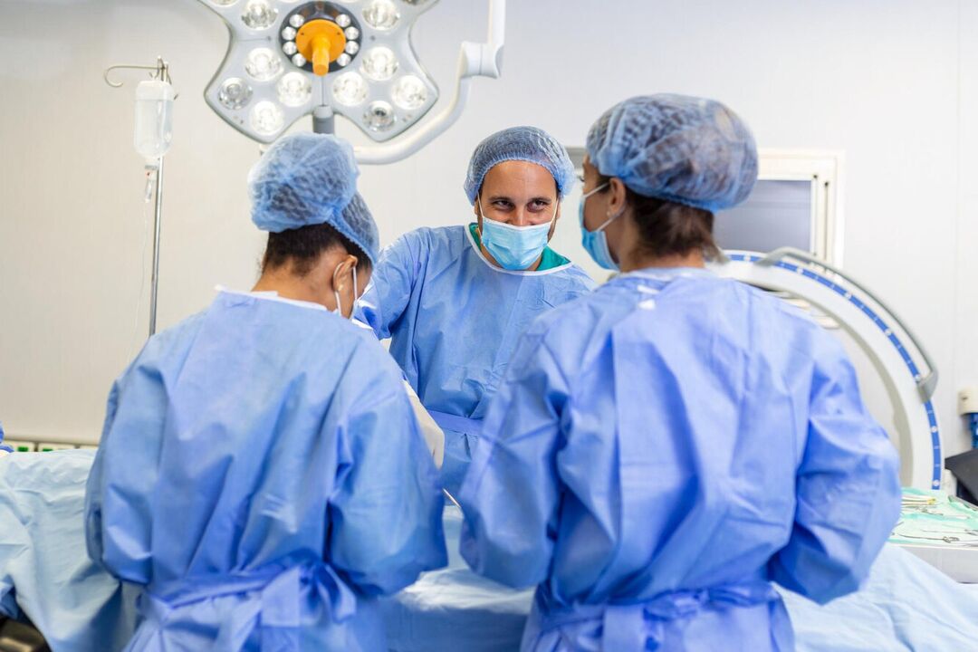 Пластические хирурги проводят операцию по увеличению полового члена мужчины